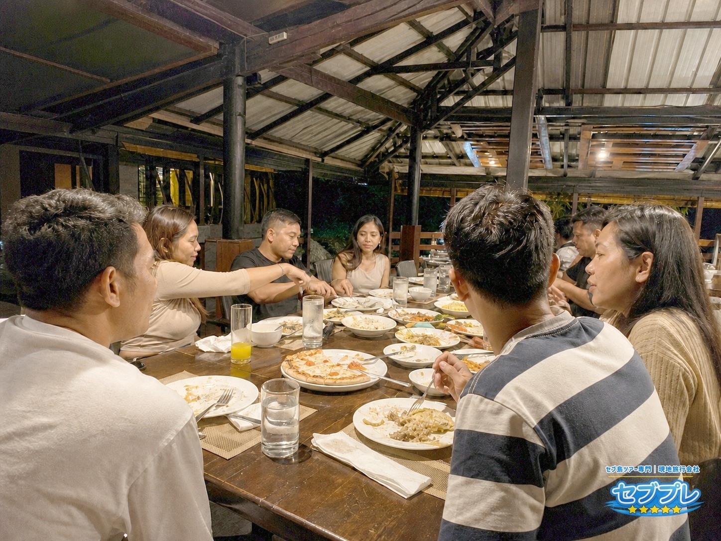 オスロブ会場前タンアワンの飲食店2軒|Cocinaと La Terrasse|「観察が終わってすぐ食べたい」に、歩いて行けるのは2軒と答える。便利だが、提供の遅さや不定休がある。