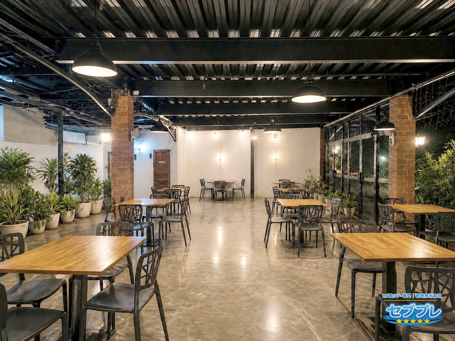 La Terrasse|ジンベイザメ受付の真向かい・朝6時開店で3食対応|「朝ごはんを現地で食べたい」に、受付の真向かいに朝6時開店の店があると答える。朝・昼・夜の3食に対応できる数少ない店。