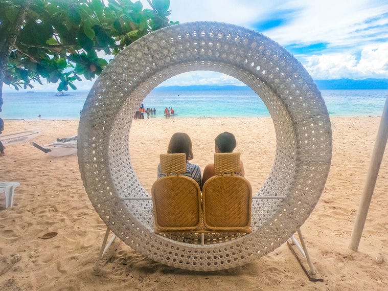 Белый пляж (White Beach) Моалбоала