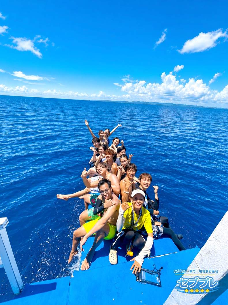 ボート上の大人数グループ写真